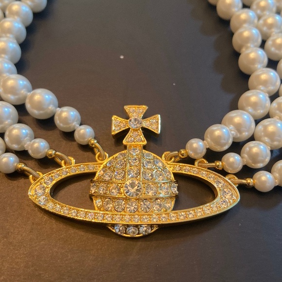 VIVIENNE WESTWOOD THREE ROW PEARL BAS RELIEF CHOKER - Picture 4 of 5